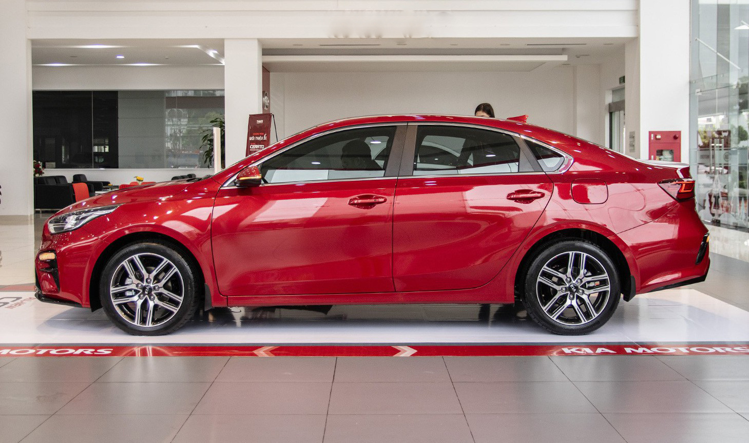 Đánh giá xe Kia Cerato Premium 2.0L 2019 tại Việt Nam: Thân xe không quá khác biệt Ảnh chụp thân xe Kia Cerato Premium 2.0L 2019