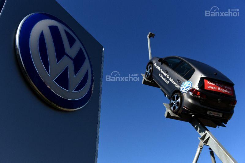 Sốc: Volkswagen “xả hàng tồn kho” xe thử nghiệm bất hợp pháp - 1