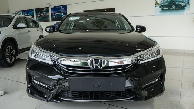 Honda Accord 2017 và VinFast LUX A2.0 cao cấp về đầu xe 2