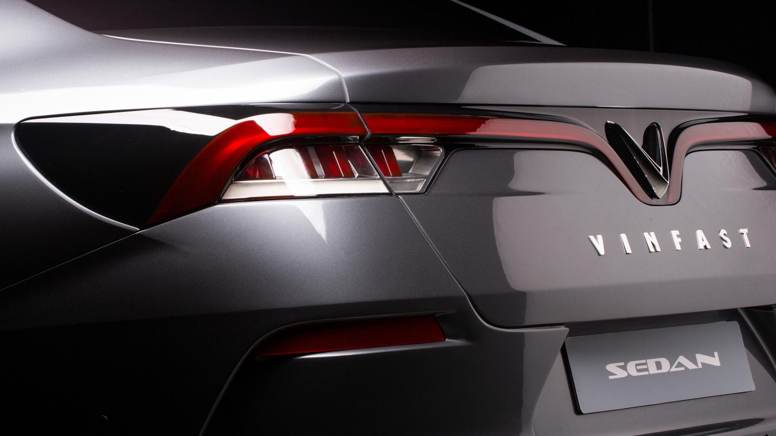 Honda Accord 2017 và VinFast LUX A2.0 cao cấp về đuôi xe 3