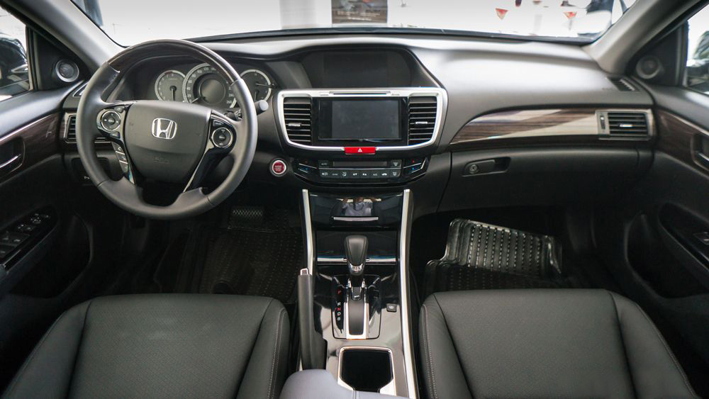 Honda Accord 2017 và VinFast LUX A2.0 cao cấp về táp lô 2