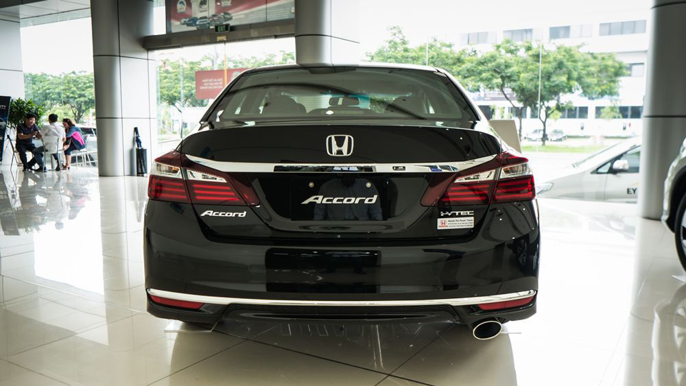 Honda Accord 2017 và VinFast LUX A2.0 cao cấp về đuôi xe 2