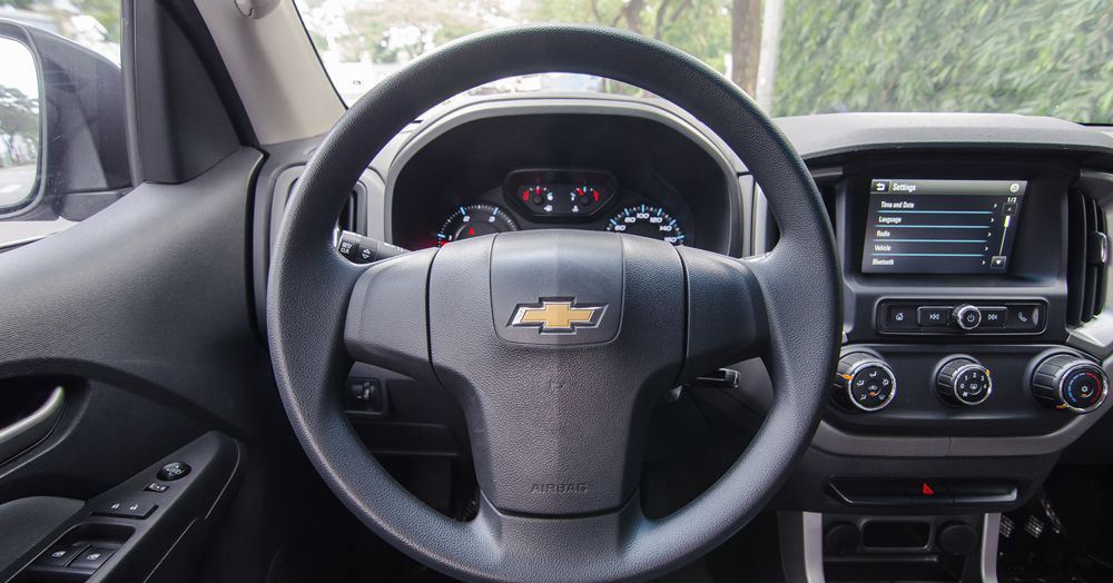 Đánh giá xe Chevrolet Colorado 2019 HighCountry: Vô-lăng trợ lực điện tích hợp nút bấm điều khiển a3