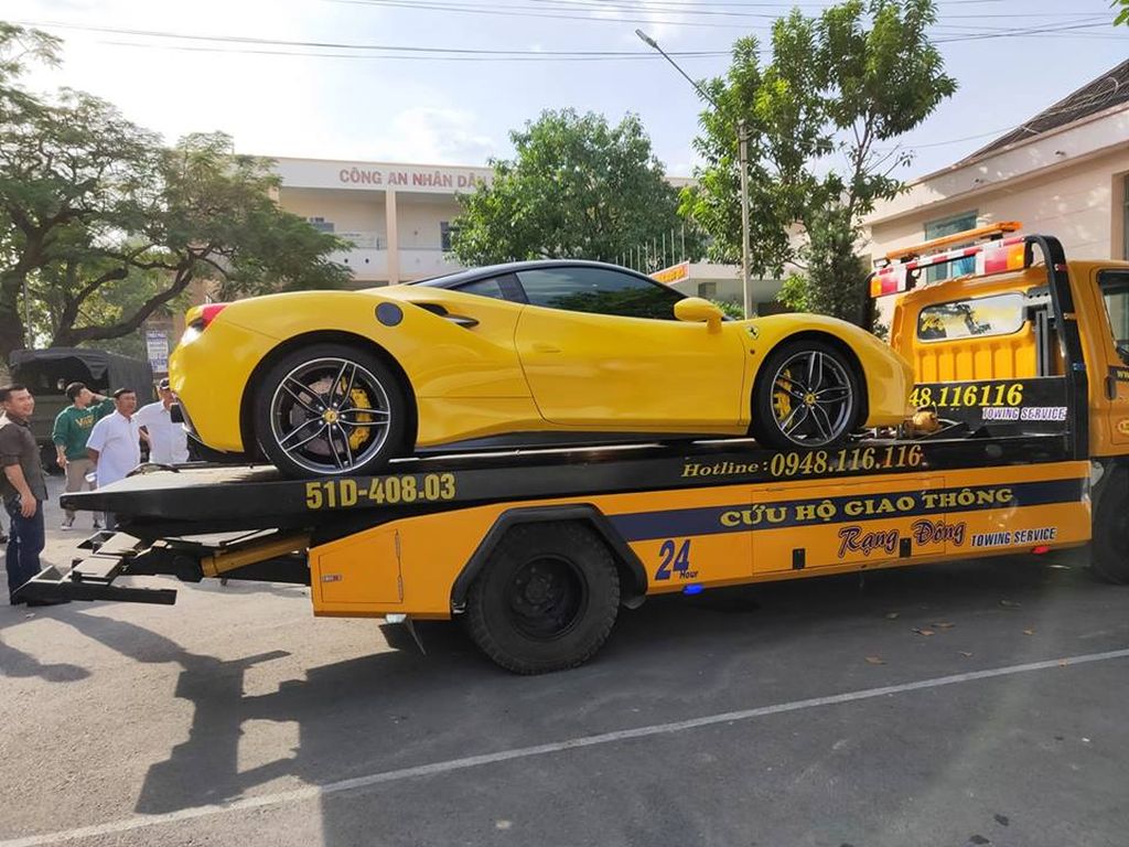 Bắt gặp Ferrari 488 GTB màu vàng của đại gia Bình Dương đi đăng kí biển a2