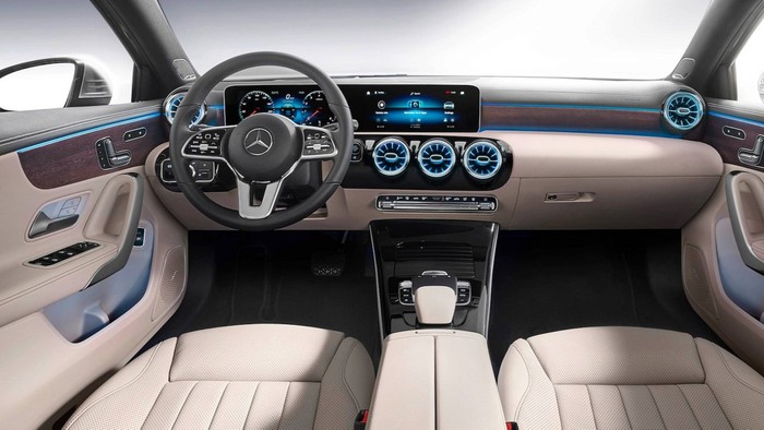 Top 10 xe sang đáng mua nhất dưới 1 tỷ đồng: Có 15 chiếc Mercedes-Benz A-Class.