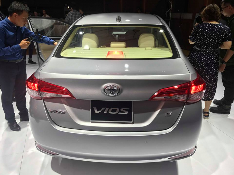 Toyota Vios E CVT 2019 và Suzuki Swift GLX 2019 về đuôi xe 1