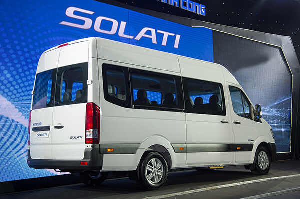 So sánh xe Hyundai Solati và Toyota Hiace về đuôi xe.