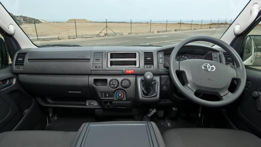 So sánh xe Hyundai Solati và Toyota Hiace về nội thất: Xe Hàn tiếp tục chiến thắng 2 So sánh xe Hyundai Solati và Toyota Hiace về nội thất: Xe Hàn tiếp tục chiến thắng 3