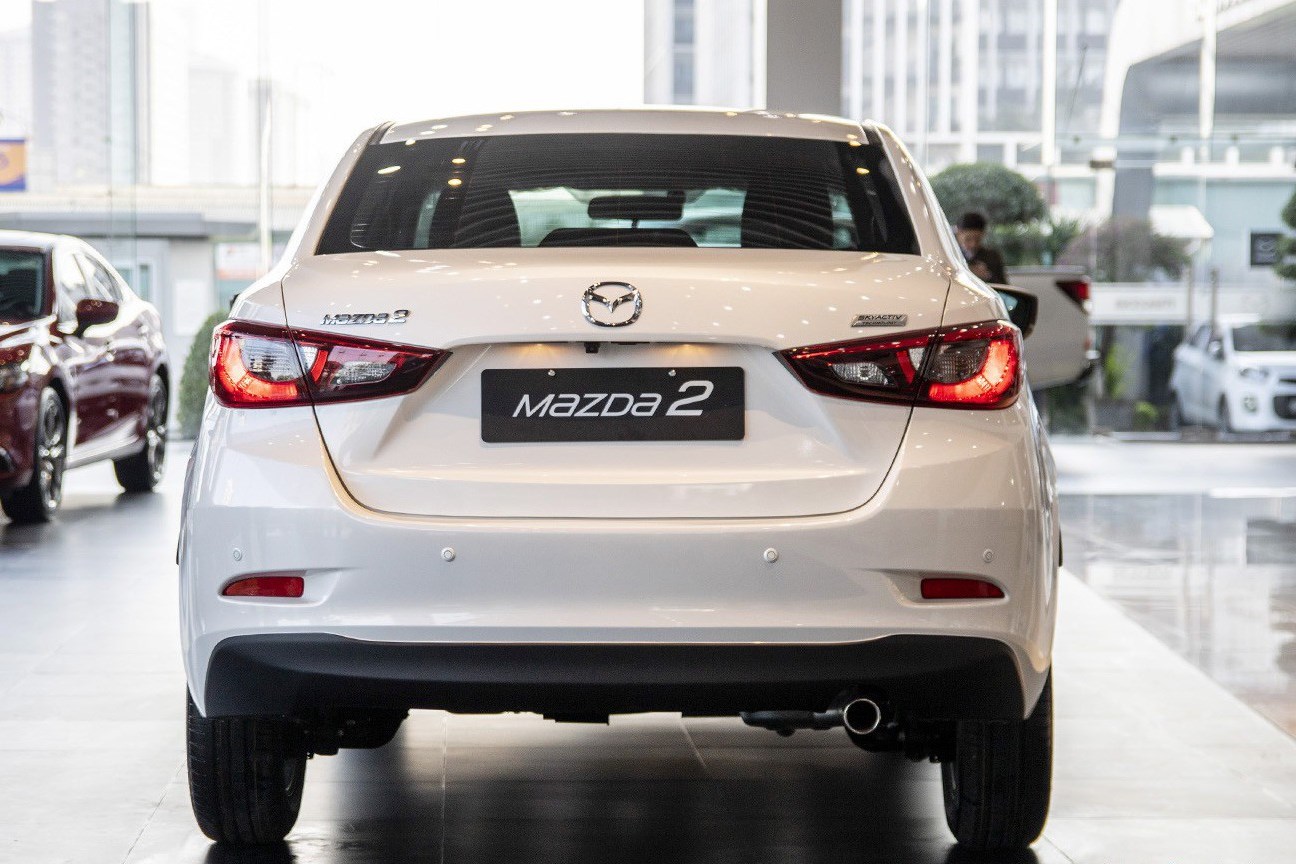 Hyundai Accent 1.4MT 2018 và Mazda 2 Sedan 2019 về đuôi xe 2