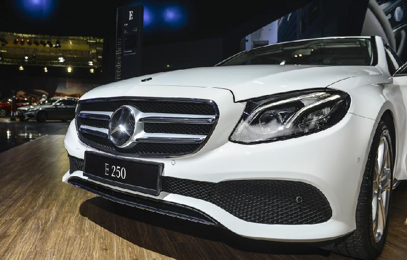 Đánh giá xe Mercedes-Benz E250 2019: Lưới tản nhiệt hình thang ngược với hai thanh nan mạ crom và logo ngôi sao 3 cánh 1