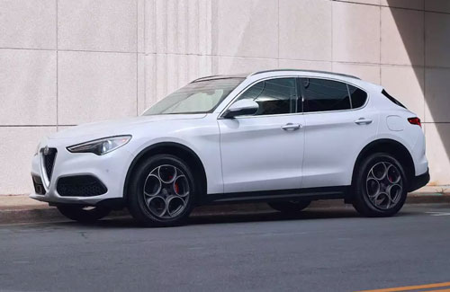 Top 10 mẫu xe đáng mua nhất năm 2018:Alfa Romeo Stelvio.