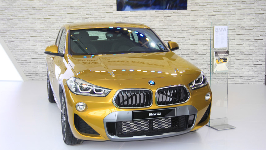 So sánh xe BMW X2 2019 và Mercedes-Benz GLA Class 2019: Xe tiện nghi và xe chạy bốc.