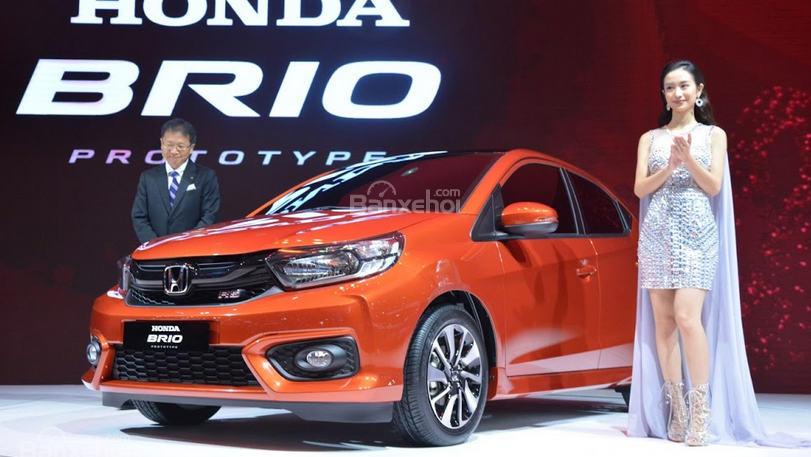 Đầu xe Honda Brio 2019 và VinFast Fadil 2020.