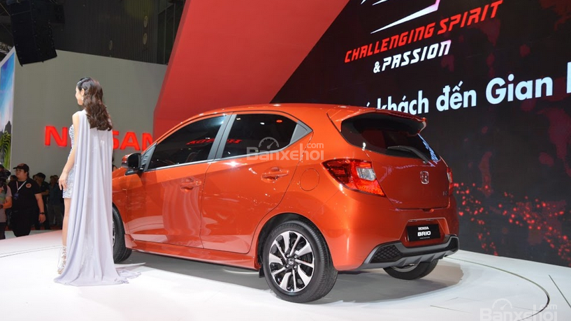 Đuôi xe Honda Brio 2019 và VinFast Fadil 2020.