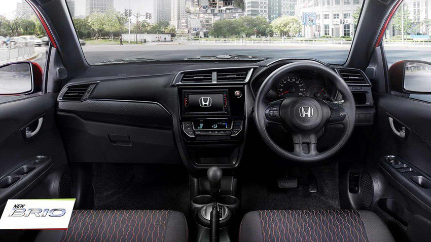 Nội thất xe Honda Brio 2019 và VinFast Fadil 2020.