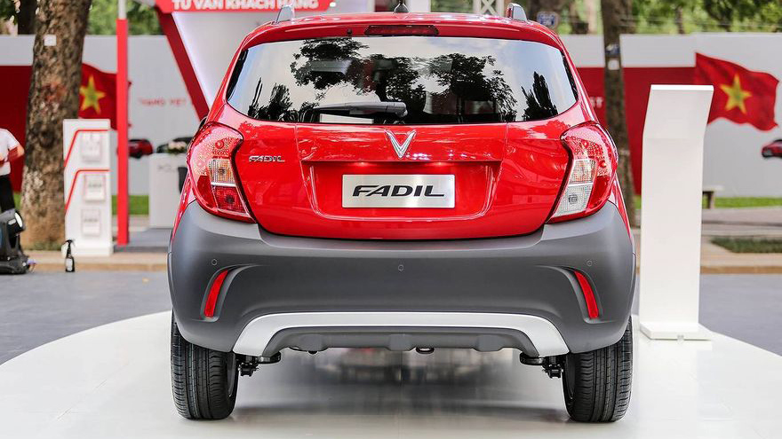 Đuôi xe Honda Brio 2019 và VinFast Fadil 2020 - Ảnh 1.