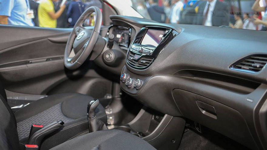 Nội thất xe Honda Brio 2019 và VinFast Fadil 2020 - Ảnh 1 Nội thất xe Honda Brio 2019 và VinFast Fadil 2020 - Ảnh 1.