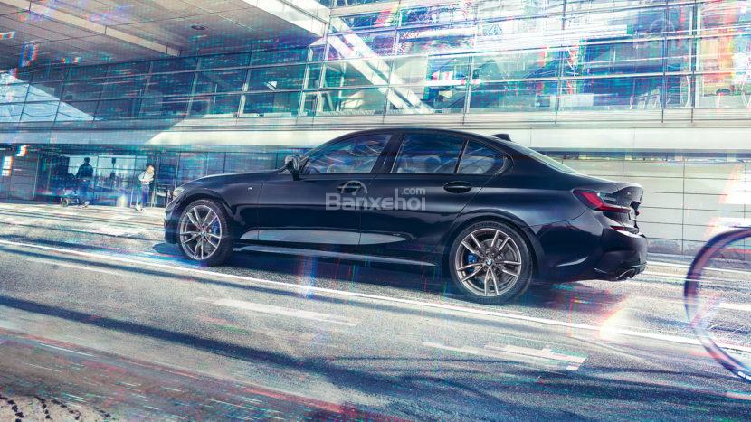 Thân xe BMW M340i 2020 đang chạy