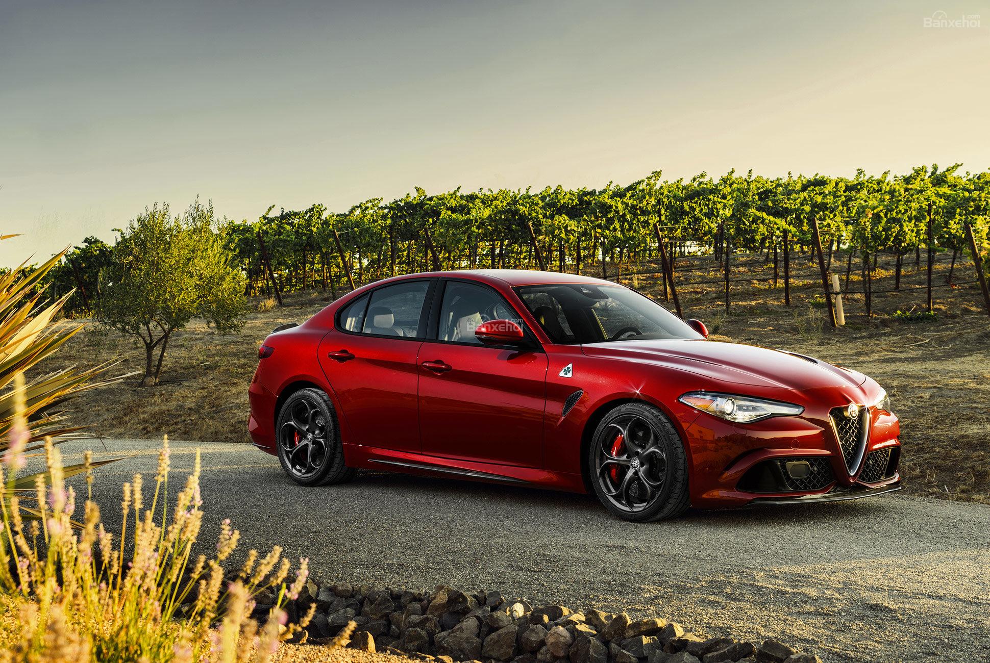 Alfa Romeo Giulia 2019 màu đỏ