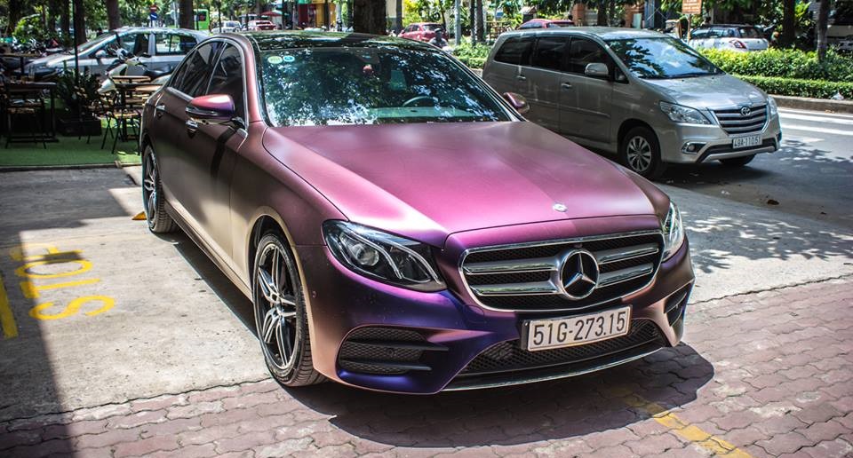 Một chiếc Mercedes-Benz E300 được dán decal màu tím...