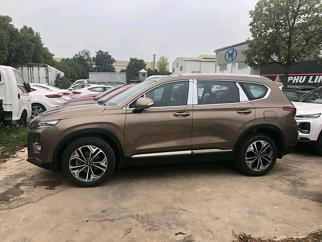 Hyundai Santa Fe 2019 về đại lý thiếu trang bị vẫn “bán bia kèm lạc” - a2.