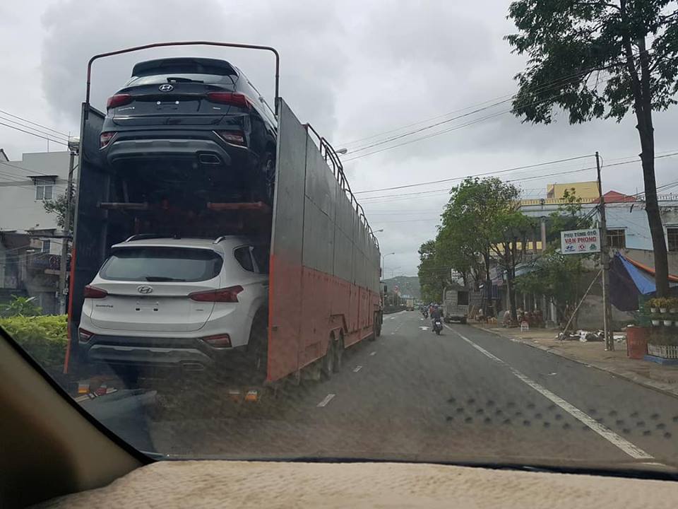 Lô xe Hyundai Santa Fe 2019 đầu tiên trên đường về các đại lý trên khắp cả nước.