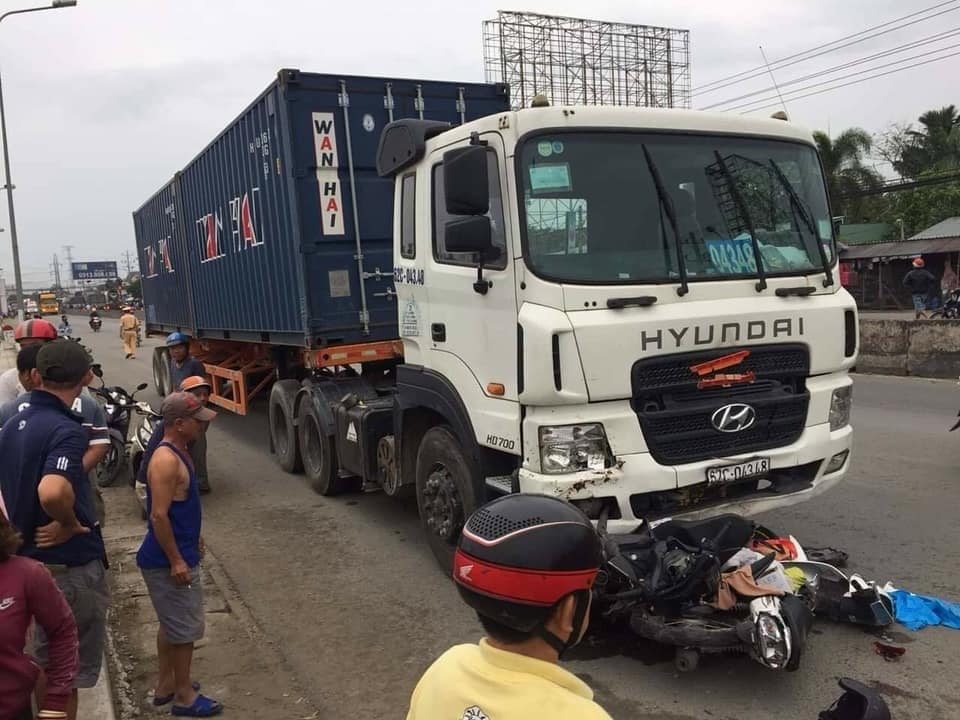 hình ảnh tại hiện trường vụ tai nạn ở Long An 1