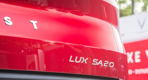Ảnh chụp chữ LUX SA2.0 sau xe VinFast LUX SA2.0 2019 màu đỏ