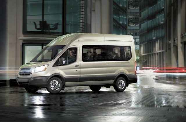 Ford Transit ảnh chụp ngang