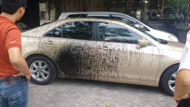Toyota Camry bị ném sơn khi dừng đỗ trước của nhà người khác...