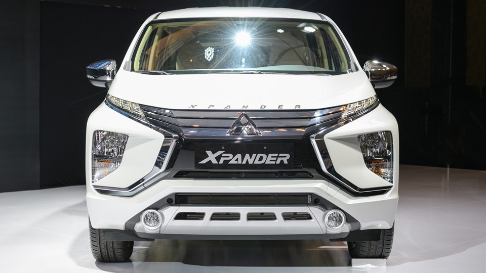 Ảnh chụp chi tiết đầu xe Mitsubishi Xpander 2018 bản màu trắng