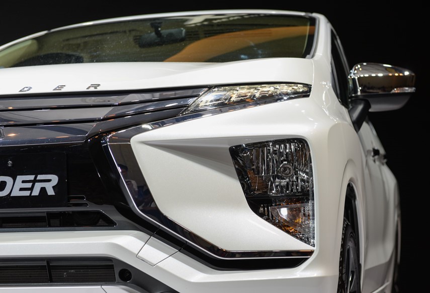 Ảnh phía trước đèn xe Mitsubishi Xpander 2018 màu trắng