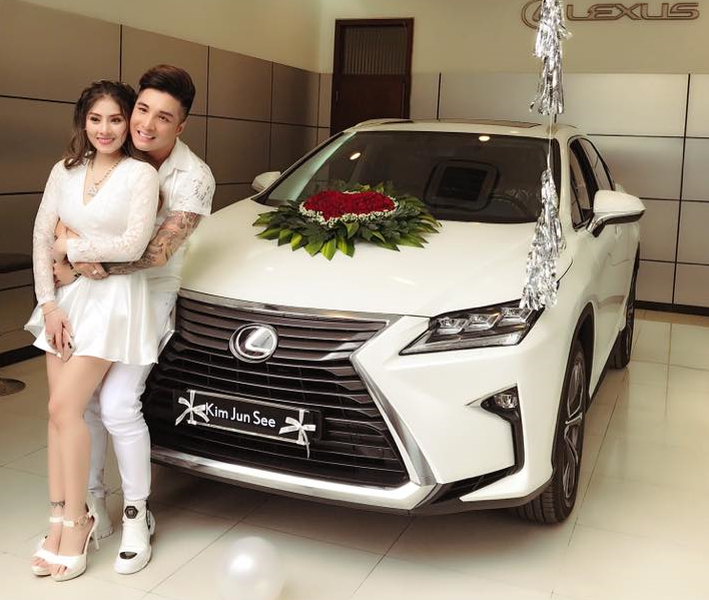Ca sĩ Lâm Chấn Khang cầu hôn bạn gái bằng chiếc Lexus RX mới toanh a1
