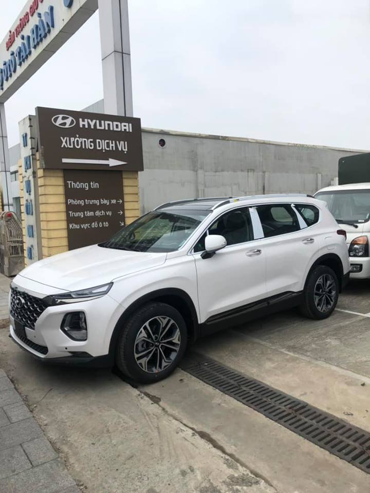 Càng sát ngày ra mắt, giá xe Hyundai Santa Fe 2019 càng loạn.