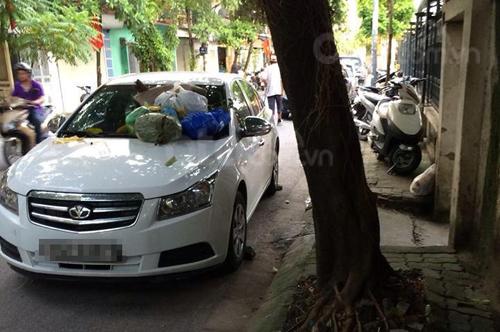 Chiếc xe màu trắng đỗ chắn con đường nhỏ hẹp tại Hà Nội...