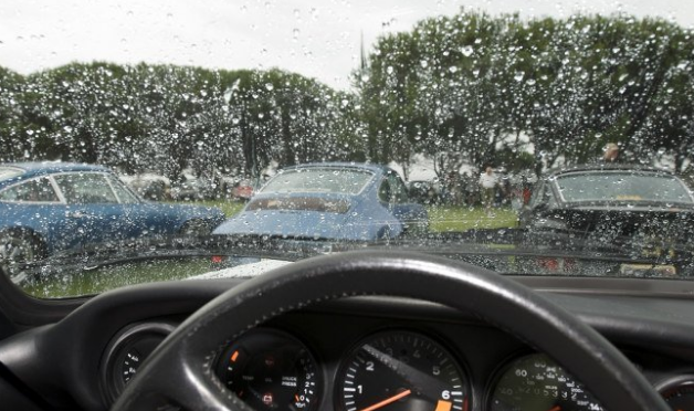 Kinh nghiệm lái xe ô tô an toàn trong thời tiết mưa rét khi kính lái xe mờ.
