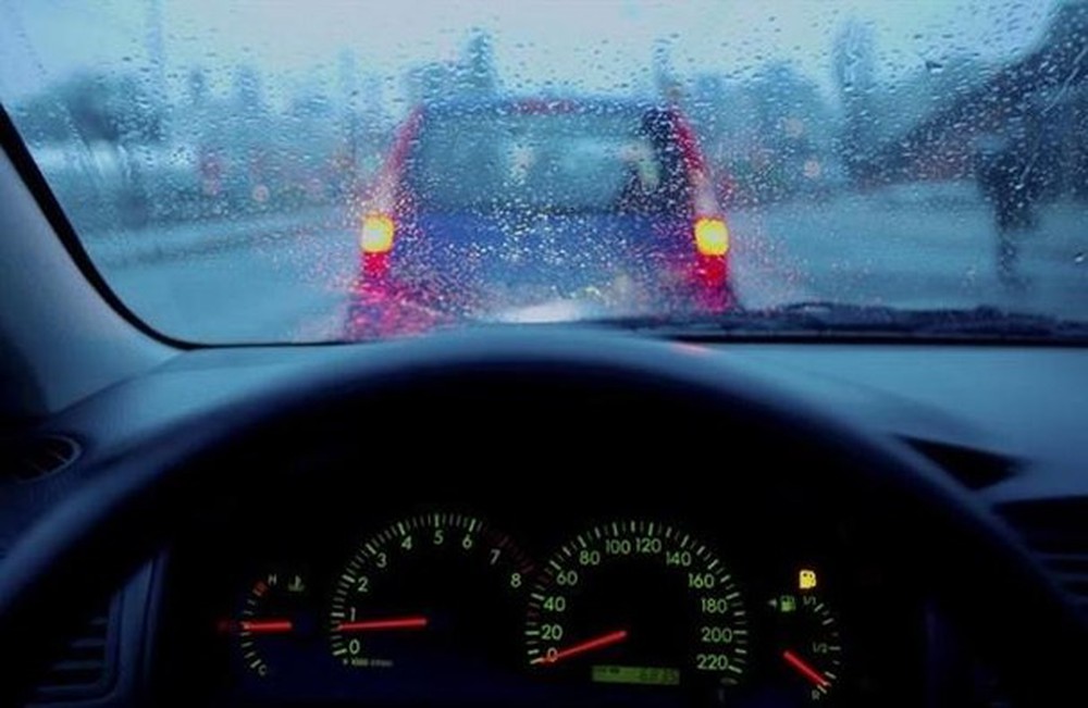 Kinh nghiệm lái xe ô tô an toàn trong thời tiết mưa rét.