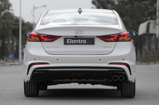 Các chi tiết phía sau của Hyundai Elantra Sport 2018 mang lại cảm giác thanh thoát hơn so với a1 thế hệ cũ