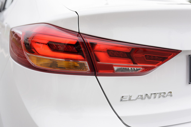Đánh giá xe Hyundai Elantra Sport 2018: Cụm đèn hậu thứ 1