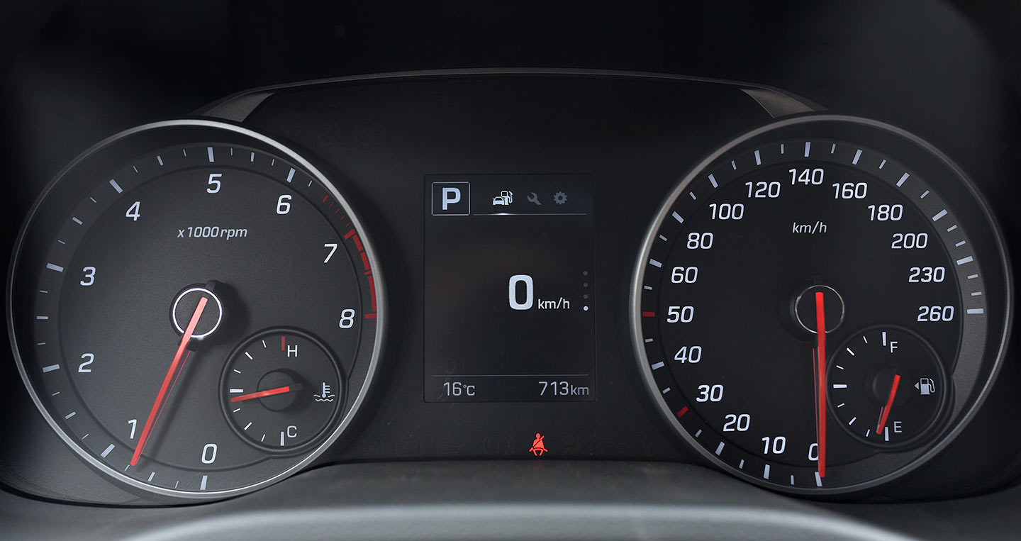 Đồng hồ lái của Hyundai Elantra Sport 2018 là nơi trú ngụ của một màn hình Cluster LCD 4,2 inch a1