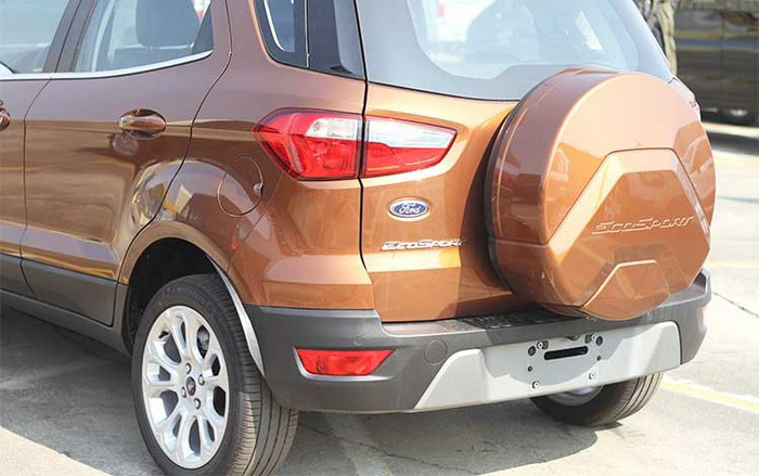 Đánh giá xe Ford Ecosport 2018: Đuôi xe nhìn góc nghiêng.