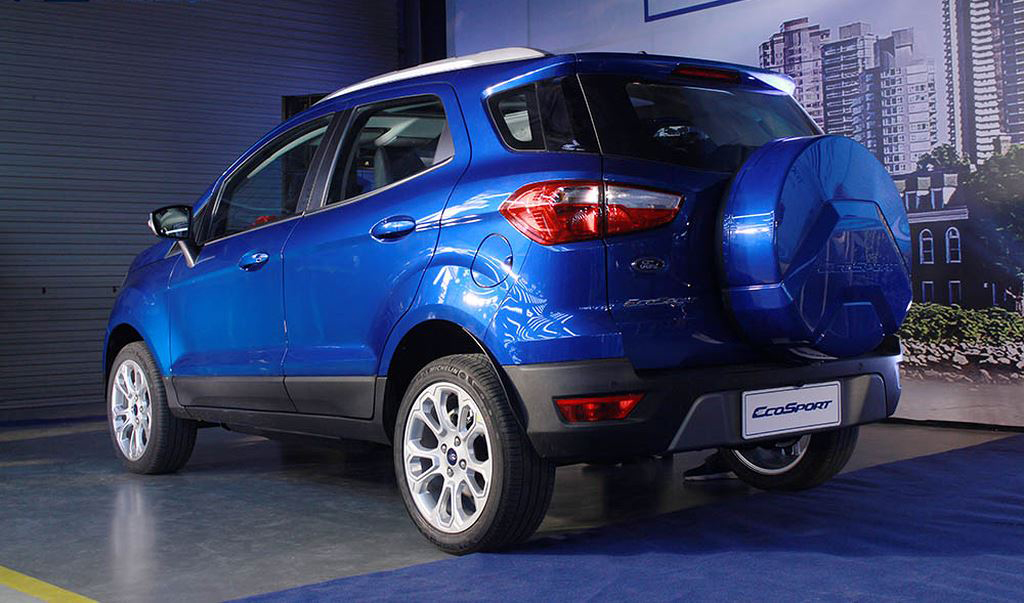 Đánh giá Ford Ecosport 2018: Phần đuôi xe có thiết kế khá vuông vắn.