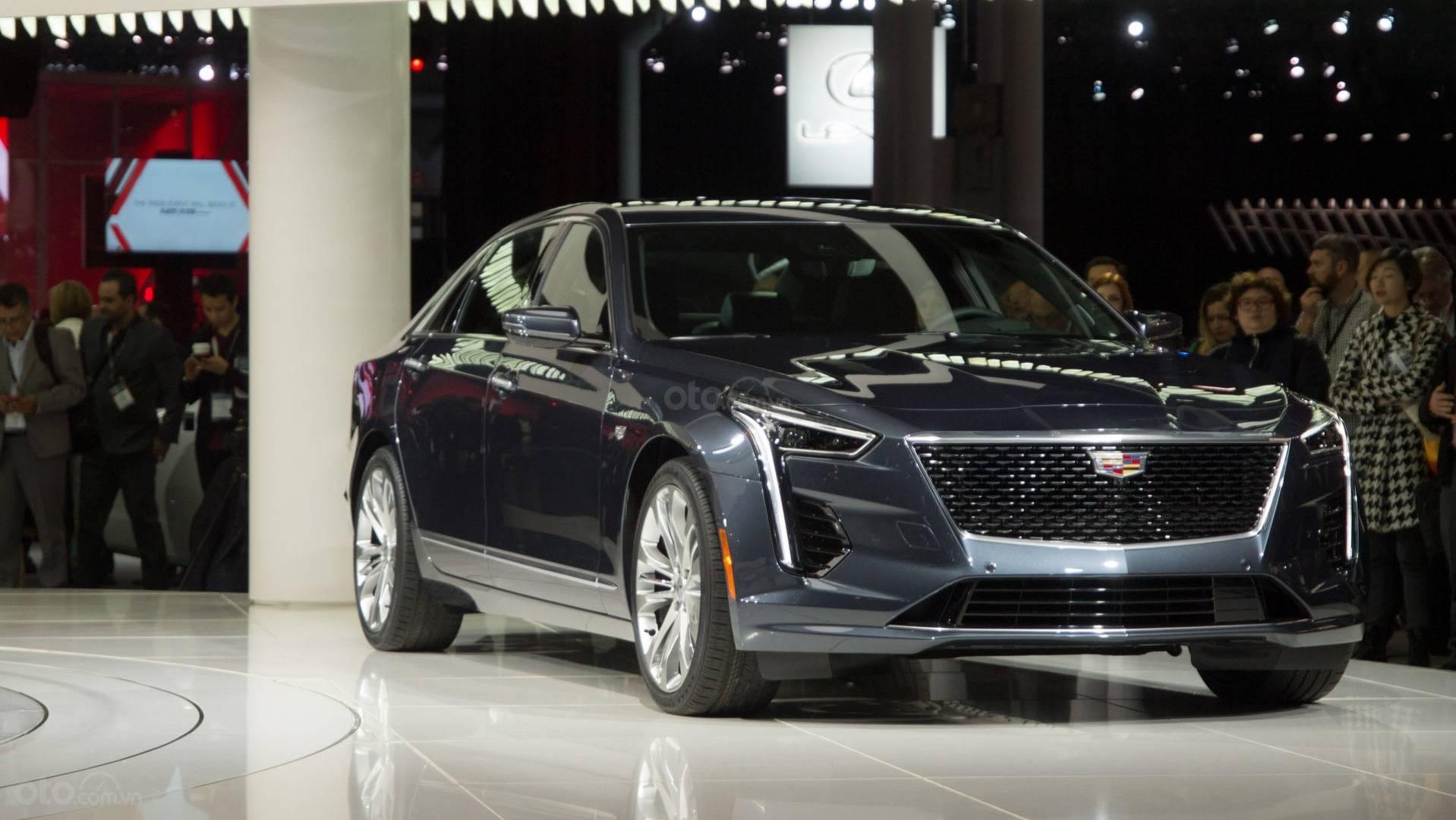 Ảnh chụp nghiêng đầu xe Cadillac CT6-V 2019