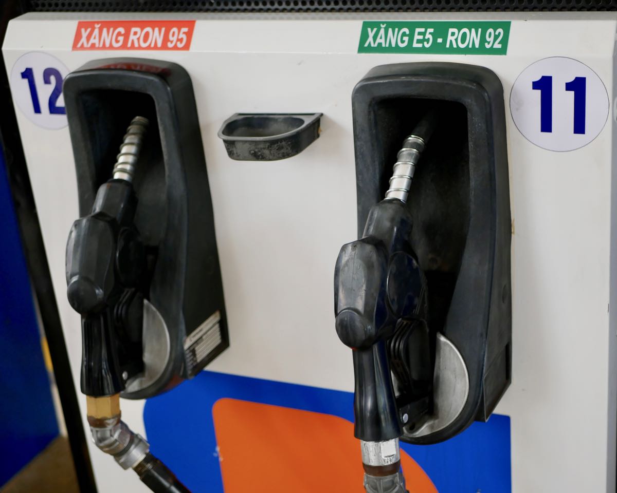 Khách hàng TPHCM tự đổ xăng và thanh toán tự động 2