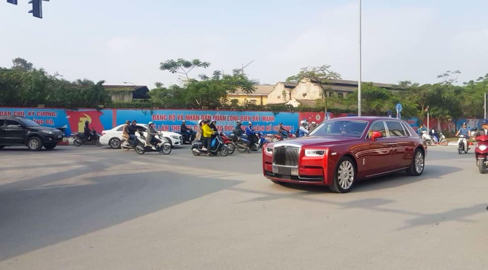 Rolls-Royce Phantom VIII màu đỏ lăn bánh tại Hà Nội....