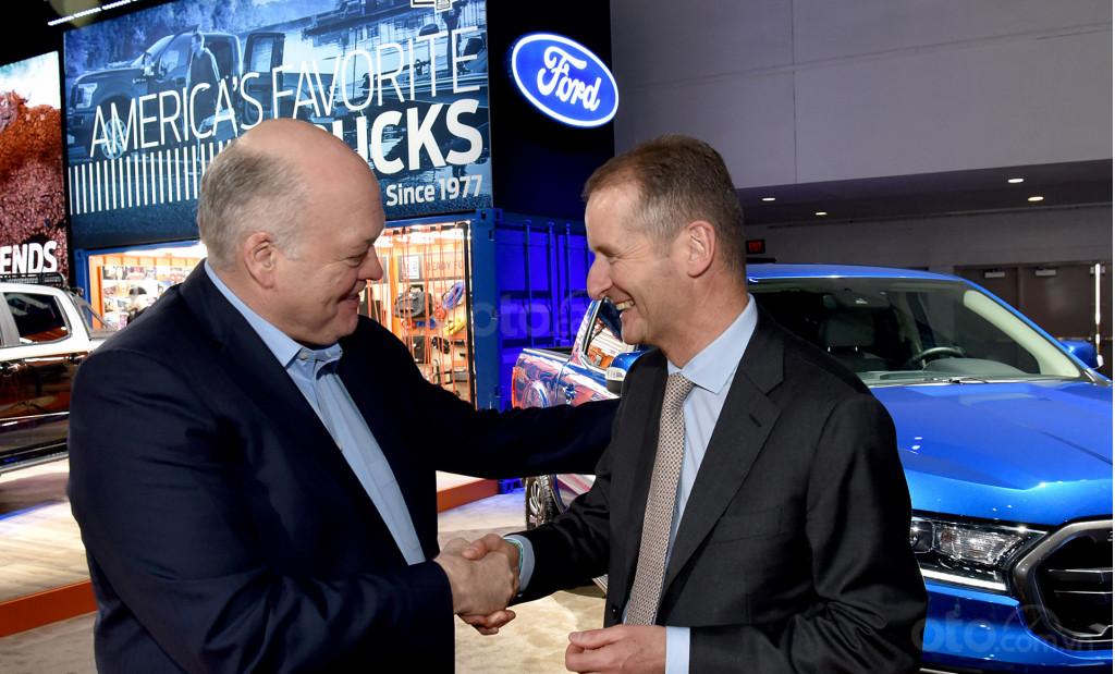 CEO Ford Jim Hackett và CEO Volkswagen Group Herbert Diess bắt tay nhau