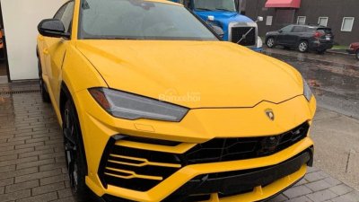 Siêu SUV Lamborghini Urus màu vàng 