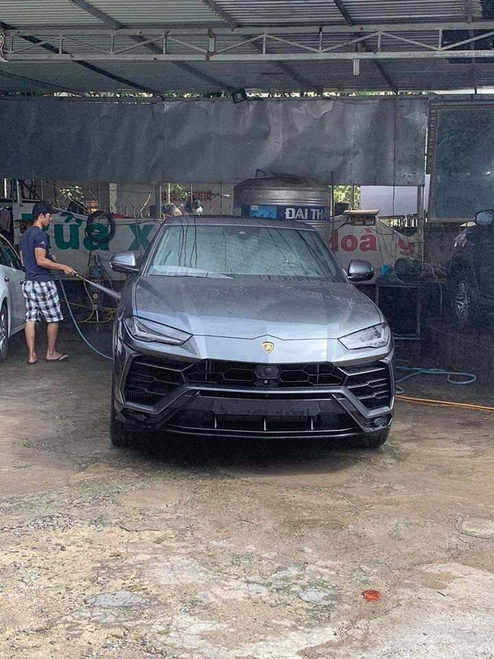 Lamborghini Urus màu xám của đại gia Nha Trang 2