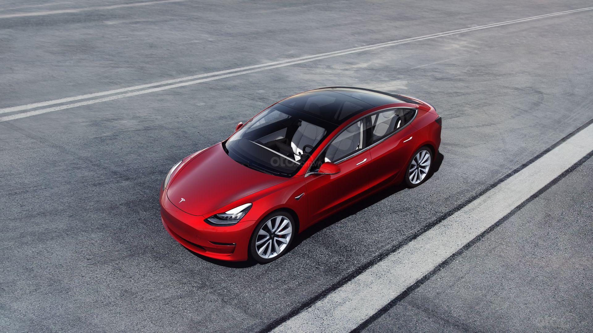 Tesla Model 3 màu đỏ mái đen