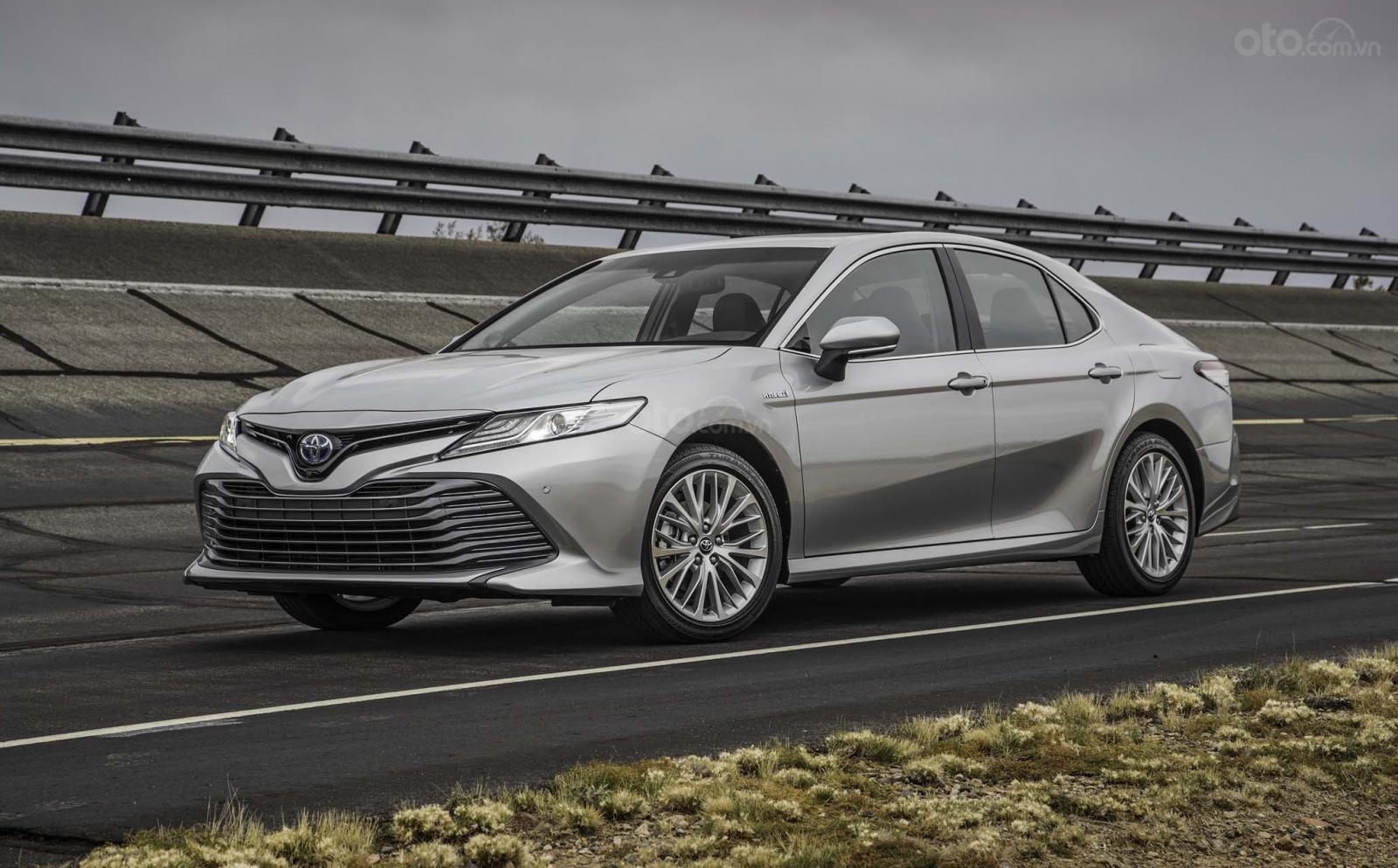 Toyota Camry Hybrid 2019 bán ra tại Mỹ...